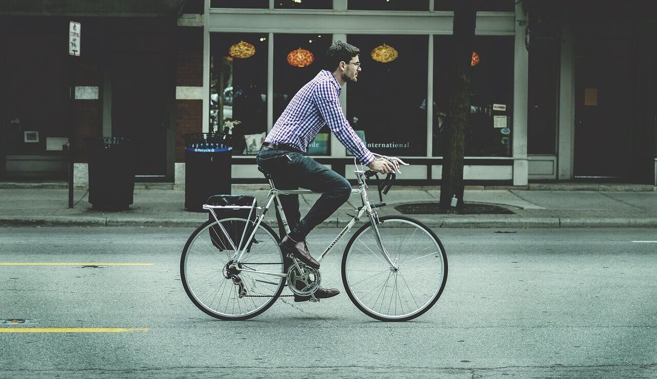 Att cykla till jobbet gör att du börjar leva sundare samtidigt som du börjar spara pengar
