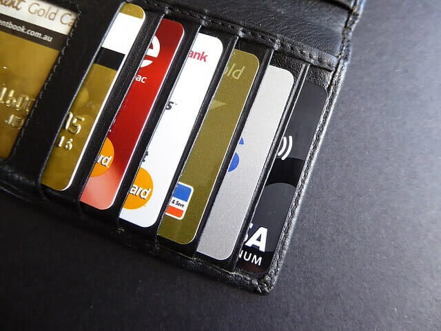 kreditkort i en plånbok